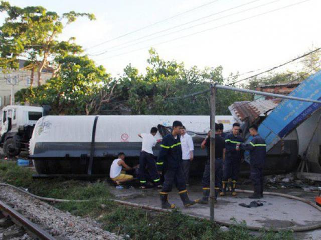 Tai nạn kinh hãi, xe bồn chở gas bị tàu hỏa tông téc gas bay vào nhà dân