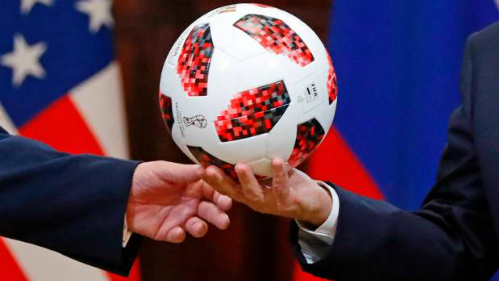 Quả bóng mà tổng thống Nga đã trao cho tổng thống Mỹ Donald Trump dường như có một chip NFC trong đó.