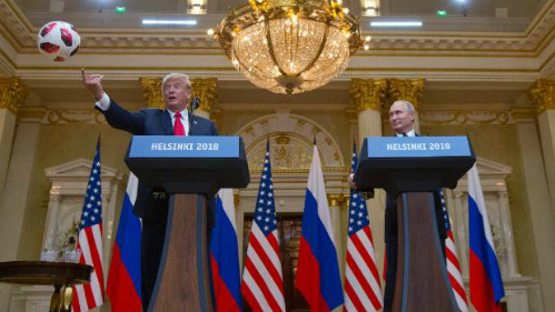 Donald Trump ném ngay quả bóng cho vợ mình, Melania Trump, ngay sau khi nhận nó từ tay tổng thống Nga. Ảnh: