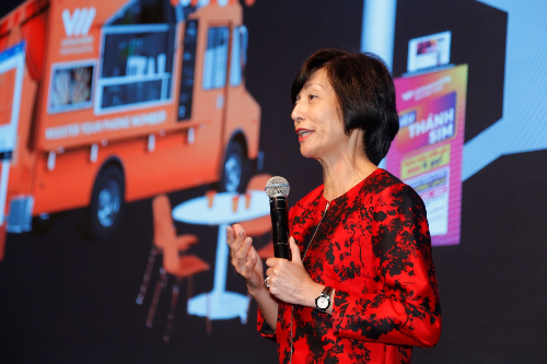 Bà Elizabeth Fong trong một sự kiện quảng bá sản phẩm Thánh SIM.