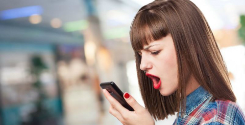 Một cô gái đang giận dữ với chiếc điện thoại Android của mình. Ảnh: Shutterstock