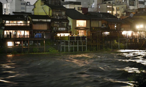 Mưa lớn gây ngập đường phố ở Kyoto. Ảnh: Kyodo News.