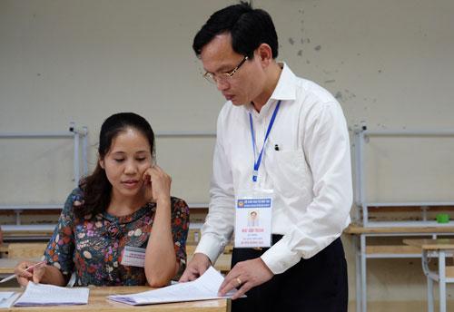 Cục trưởng Quản lý chất lượng (Bộ Giáo dục và Đào tạo) Mai Văn Trinh kiểm tra công tác chấm thi tại Hoà Bình. Ảnh: Quỳnh Trang.
