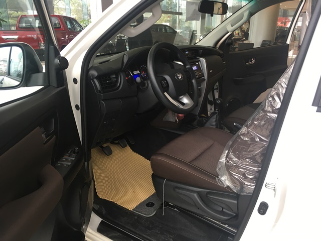 chi-tiet-khoang-lai-toyota-fortuner-may-dau-nhap-khau