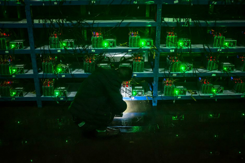 Trong một mỏ đào Bitcoin ở Trung Quốc. Ảnh: Quatz.