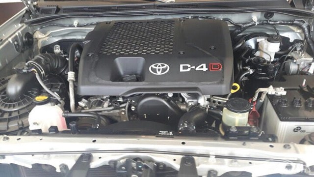 danh-gia-dong-co-toyota-fortuner-cu-mau-bac