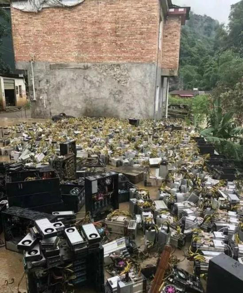 Hàng nghìn máy đào tiền ảo thành phế liệu sau trận mưa lũ tại Tứ Xuyên.