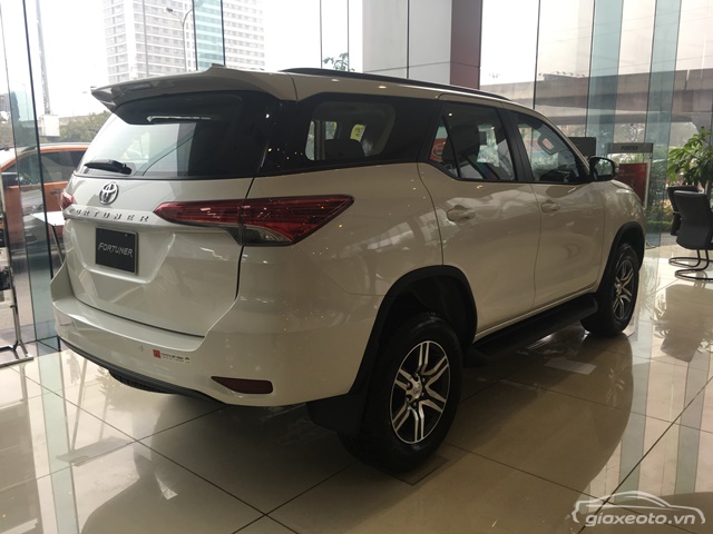 hong-xe-toyota-fortuner-may-dau-mau-trang