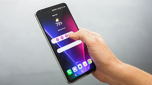 Màn hình hiển thị - LG V30  Smartphone của LG được đánh giá là có màn hình hiển thị rất đẹp nhờ vào tấm nền P-OLED kích thước 6 inch, tỷ lệ 18:9 và độ phân giải QHD+ (1.440 x 2.880 pixel). Điểm nổi bật của màn hình là màu sắc sống động, độ tương phản cao, màu đen sâu và khả năng hiển thị tốt ở môi trường ánh sáng mạnh như dưới ánh mặt trời. Ngoài ra, màn hình V30 cũng được tích hợp công nghệ giúp tiêu tốn ít năng lượng hơn.