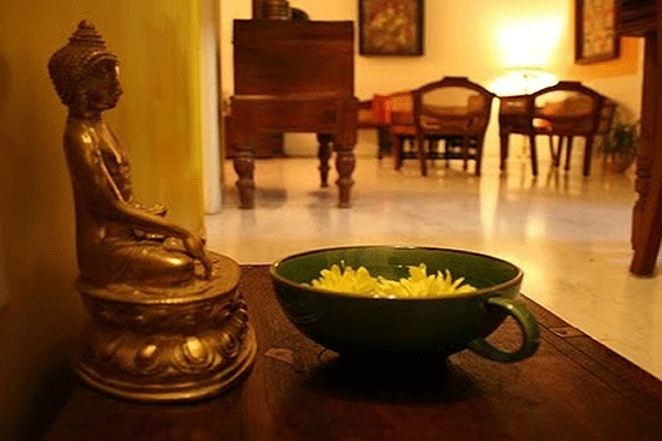 Nên đặt tượng Phật ở phòng khách trên bàn thờ có độ cao tương hợp