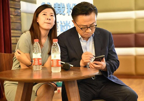 CEO Samsung DJ Koh được cho là đang cầm Note9. Ảnh: SamMobile.