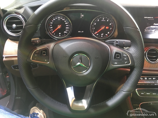tay-lai-xe-Mercedes-e200-2018-2019