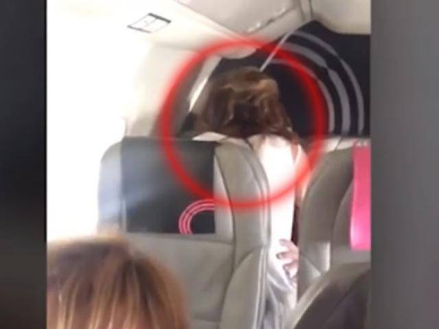 Cặp đôi vô tư diễn cảnh nóng ngay trên máy bay khiến những người xung quanh nóng mặt