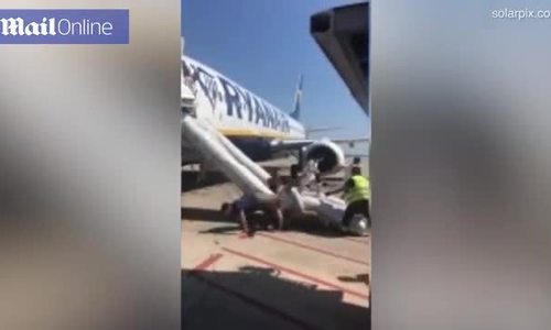 Hành khách thoát khỏi máy bay sau vụ cháy