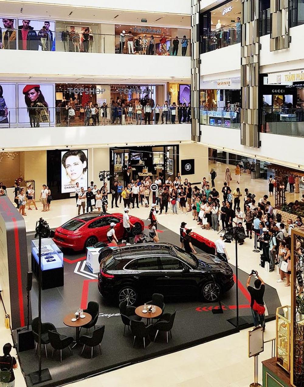 Porsche Panamera và Porsche Cayenne mới được trưng bày tại Saigon Centre a2