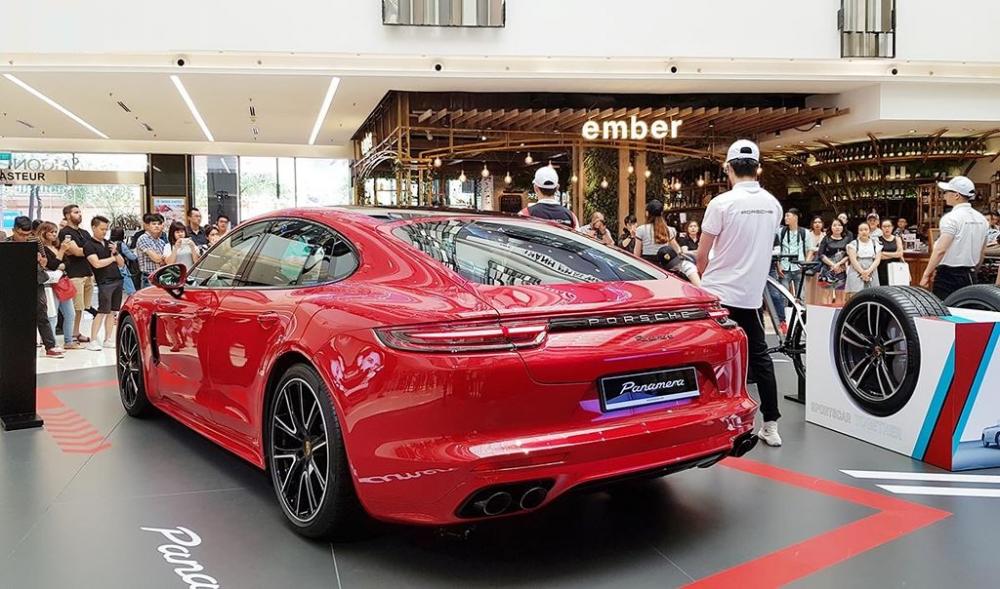 Porsche Panamera và Porsche Cayenne mới được trưng bày tại Saigon Centre a14