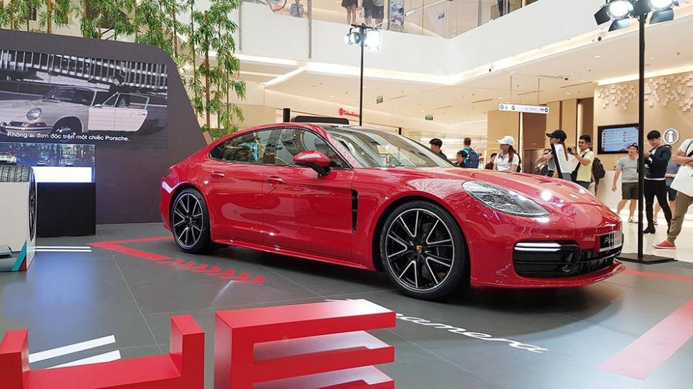 Porsche Panamera và Porsche Cayenne mới được trưng bày tại Saigon Centre a14