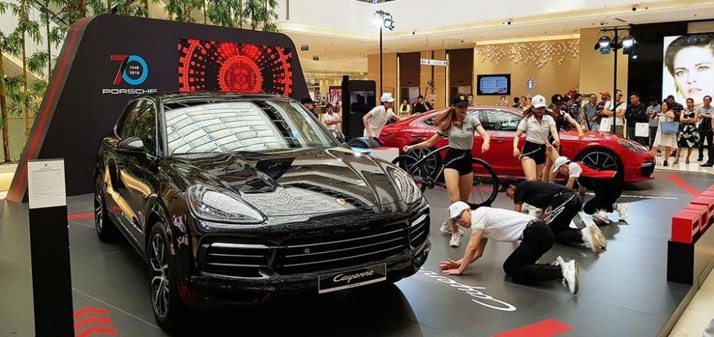 Porsche Panamera và Porsche Cayenne mới được trưng bày tại Saigon Centre a7